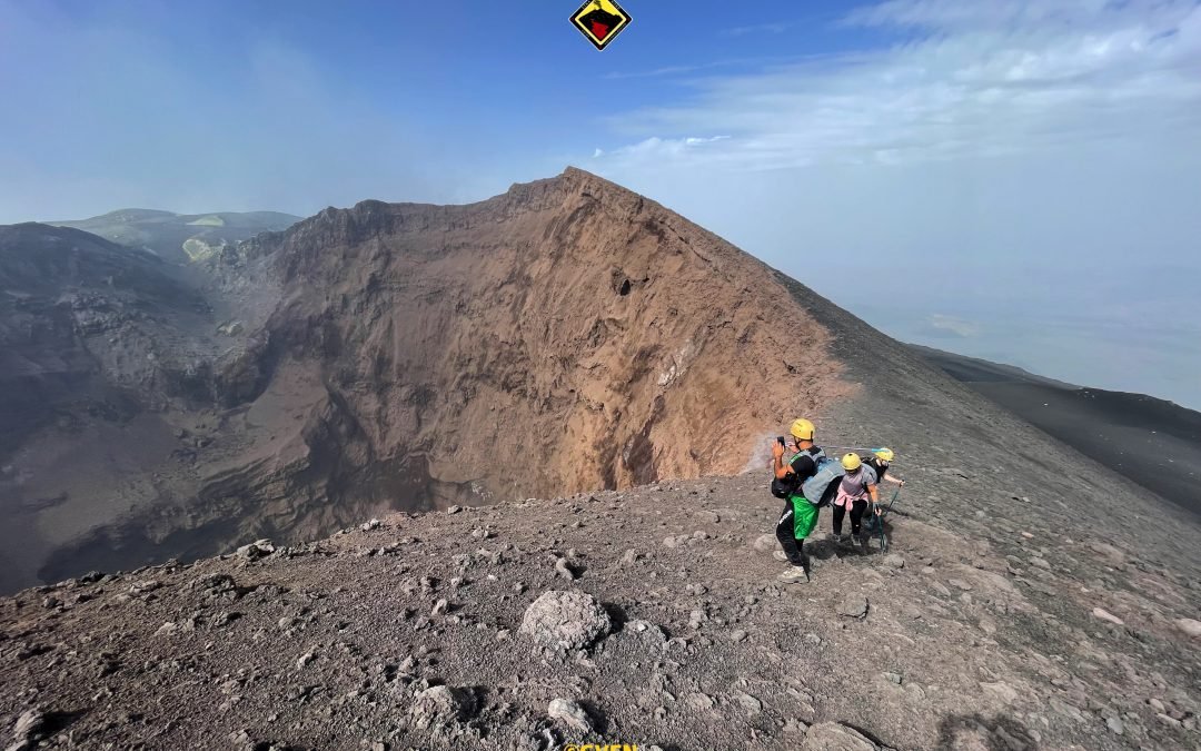 Escursione ai Crateri Sommitali dell’Etna fino a 3300m da nord | Con mezzi 4×4 (andata e ritorno)