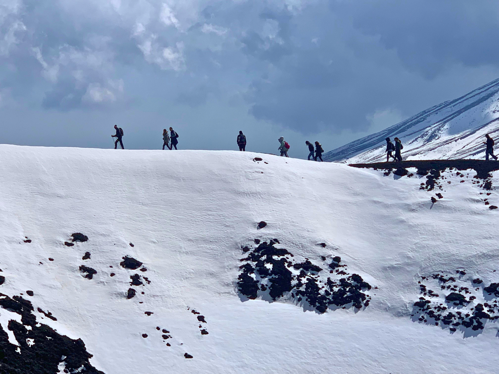 Trekking invernale Etna Emissioni-di-cenere-del-Cratere-di-Nord-Est-del-16-ottobre-2024